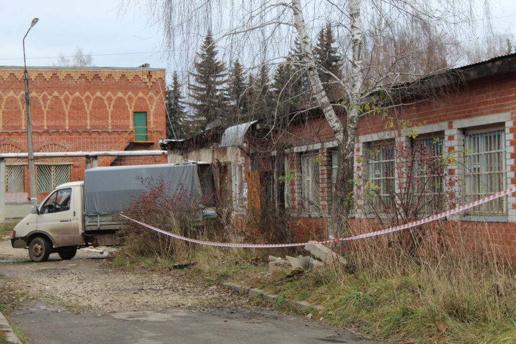 В Воротынске сносят старый барак по ул. Центральной