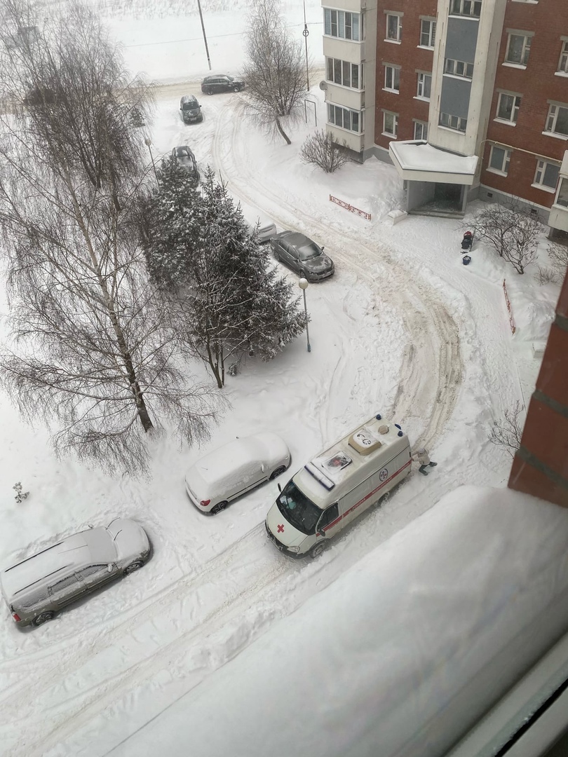 В одном из дворов в Воротынске скорая помощь застряла из-за несвоевременной уборки снега