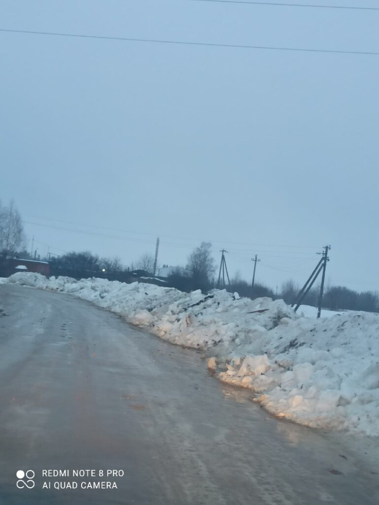 В Воротынске неизвестные «сваливали» снег вдоль дороги «Воротынск-Доропоново»