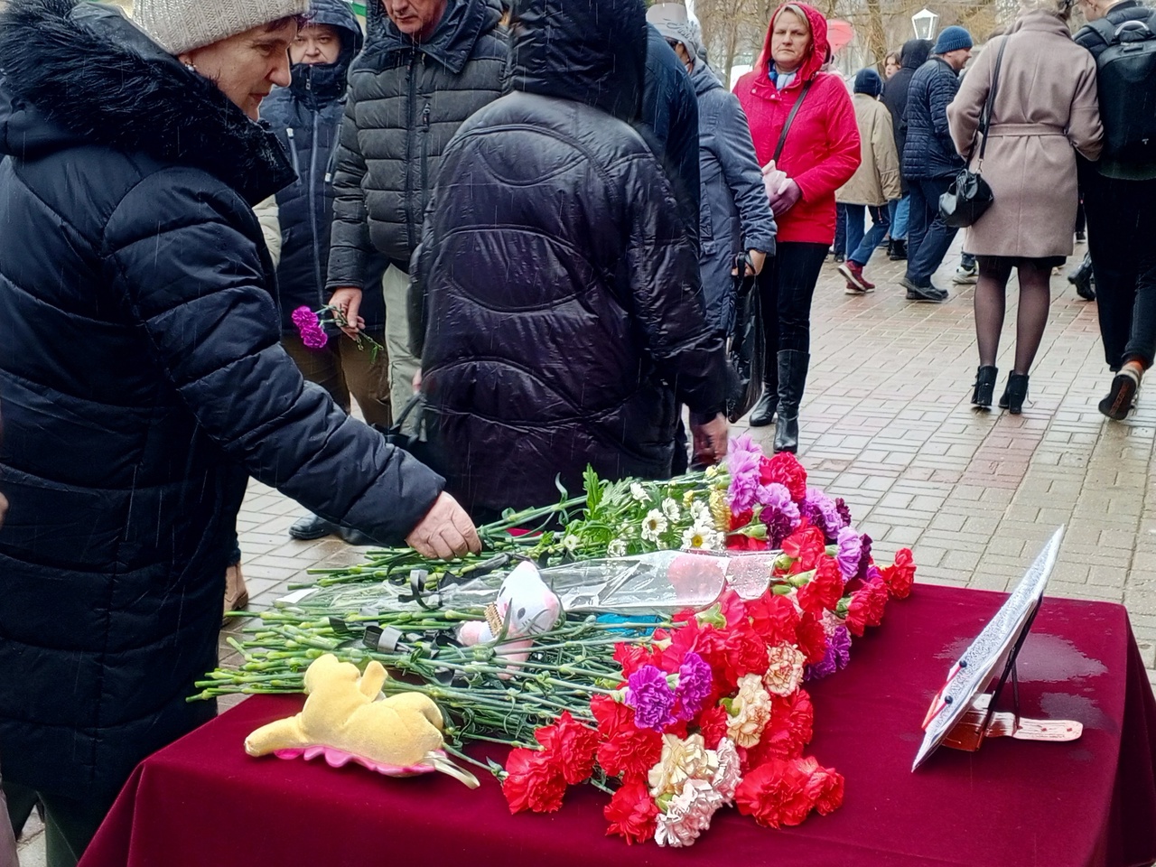 В Воротынске прошел траурный митинг в память о жертвах теракта в «Крокус Сити Холле»